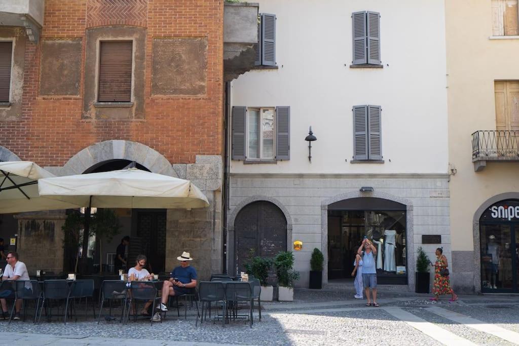 Alloggio Del 1400 Nel Cuore Del Centro Storico A 2 Min Dal Porto E Con 2 Bici Gratuite Como Exterior foto