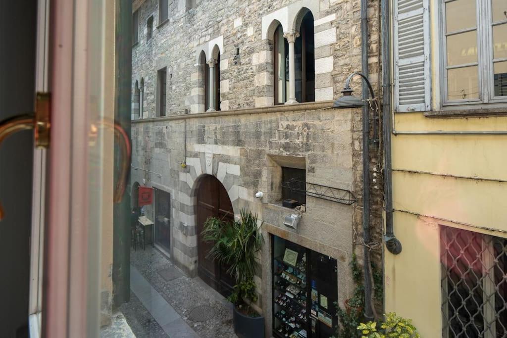 Alloggio Del 1400 Nel Cuore Del Centro Storico A 2 Min Dal Porto E Con 2 Bici Gratuite Como Exterior foto